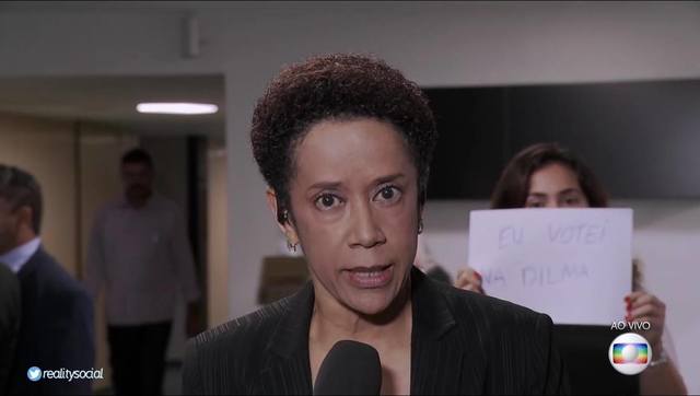 Mulher apareceu no vídeo com a placa 