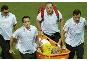 Neymar está fora da Copa após fratura na vértebra