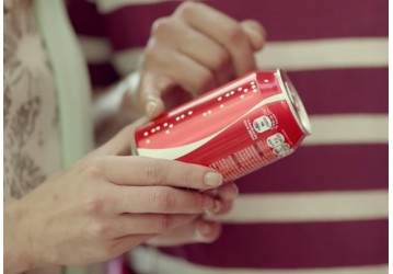 Ação da Coca-Cola cria latas com nomes em braile