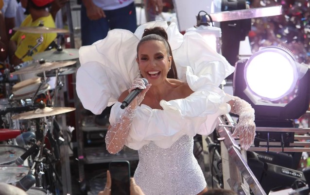 Ivete Sangalo lota centro de Salvador em abertura do carnaval