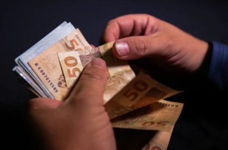 Receita paga hoje restituição para 387 mil contribuintes
