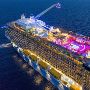 Cinco vezes mais pesado que o Titanic, maior navio de cruzeiro do mundo faz viagem inaugural