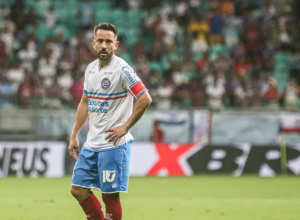 Everton Ribeiro passa por cirurgia de tireoide devido a um câncer