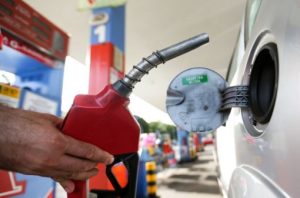 Gasolina fica 10% mais cara no Brasil com petróleo perto de US$60