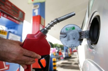 Gasolina fica 10% mais cara no Brasil com petróleo perto de US$60